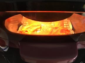 烤的时候随时观察上色情况。