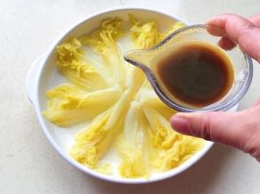 把蒸好的黄芽菜蒸一下形，酱汁搅拌均匀