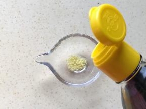 倒入生抽