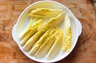 浸泡后的菜冲洗干净沥干水分装入盘中