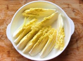 浸泡后的菜冲洗干净沥干水分装入盘中