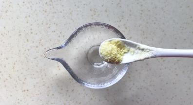 调一个酱汁：首先碗里放少许鸡精