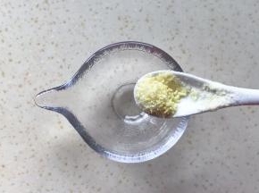 调一个酱汁：首先碗里放少许鸡精