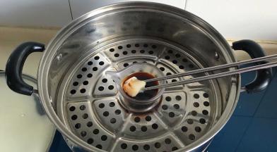 放入蒸锅中把猪油冻化开