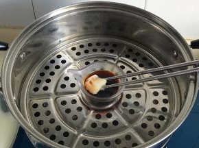 放入蒸锅中把猪油冻化开