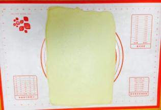 把面团擀成长方形。
