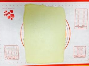把面团擀成长方形。