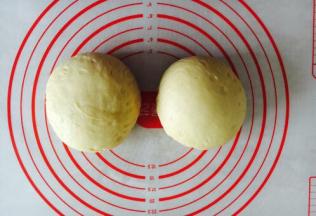 把面团平均分成2份。