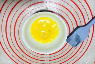 准备好少许的全蛋液。