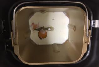 面包机里按照配方的量先放入液体。