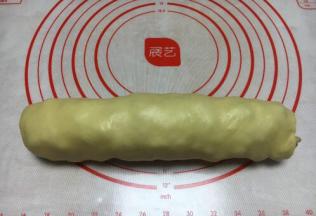 卷好的大面包，把粘合的封口放在下边。