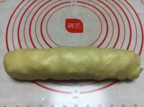 卷好的大面包，把粘合的封口放在下边。