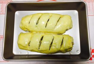 用小刀在大面包上割4刀，割的深度要深些。