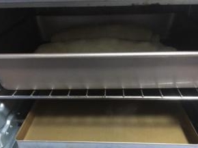 放入烤箱进行第二次发酵，我的烤箱没有发酵功能但是不影响发酵，烤箱下边放一盘开水（我换了2次开水），静置发酵约40分钟～60分钟左右。