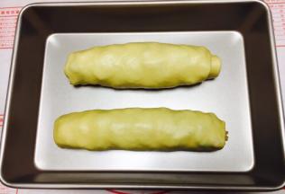 把卷好的面包放在烤盘里。 注意大面包的间距，太近了，发酵后就容易粘在一起。