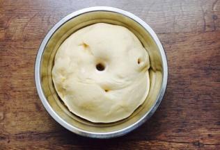 面团发酵是原来面团的1.5倍或者2倍，手指蘸面粉，戳入面团，面团不回缩即可。