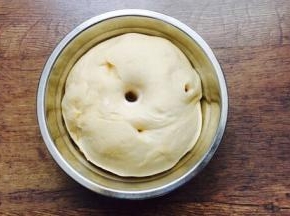 面团发酵是原来面团的1.5倍或者2倍，手指蘸面粉，戳入面团，面团不回缩即可。
