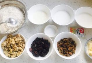 按照菜谱食材菜单把所有食材准备好。