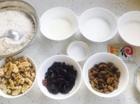 按照菜谱食材菜单把所有食材准备好。