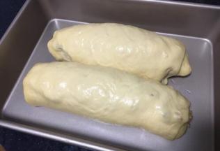 大面包发酵至原来的2倍即可。 此时烤箱预热，烤箱上下管加热，温度为170度。