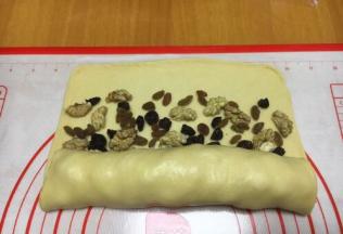 从有干果的一边卷起，卷的时候要紧些。