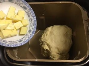 工作十分钟后放入软化好的黄油，然后面包机继续和面约20分钟。