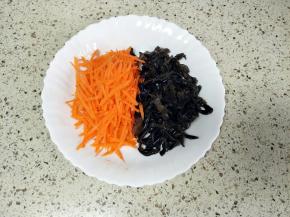 胡萝卜和黑木耳洗净切丝