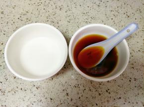 把醋、生抽、白糖和5汤匙水调成调味汁
一勺淀粉加三勺清水调成水淀粉备用