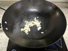 余油小火炒香姜蒜末