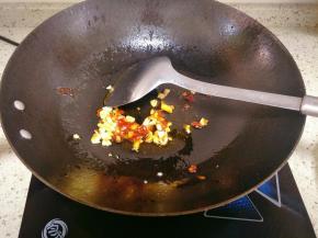 加入豆瓣酱炒出香味，考虑到家人不会吃辣，我豆瓣酱放的极少，会吃辣的可以多放一点更香