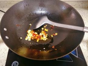 加入豆瓣酱炒出香味，考虑到家人不会吃辣，我豆瓣酱放的极少，会吃辣的可以多放一点更香