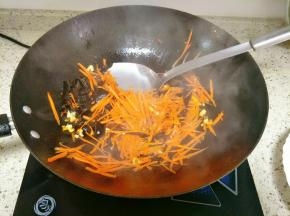 加入胡萝卜木耳大火翻炒