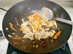 加入肉丝翻炒一会儿