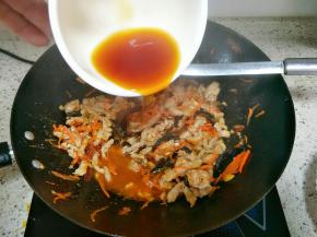 倒入调料汁翻炒均匀