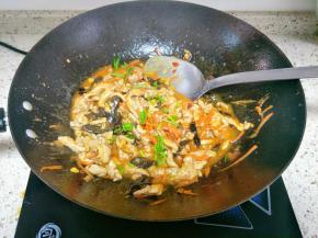 撒入葱花翻炒均匀出锅