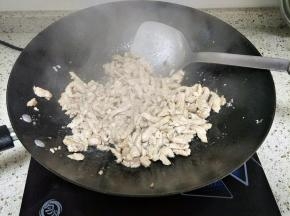 锅里倒入适量油，放入肉丝滑炒变色盛出