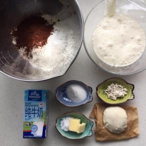 准备面团所用到的材料，图中我所用的是鲜酵母，用量是干酵母的3倍，混合材料的时候，老面可以切小块，波兰酵母要整体一次性倒入，不用扯小块。