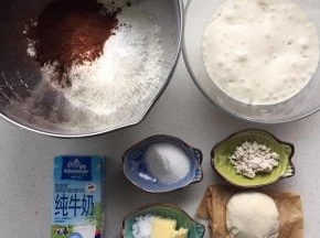 准备面团所用到的材料，图中我所用的是鲜酵母，用量是干酵母的3倍，混合材料的时候，老面可以切小块，波兰酵母要整体一次性倒入，不用扯小块。