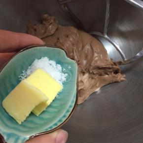 添加软化好的黄油和盐