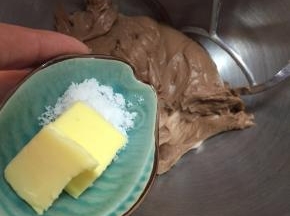 添加软化好的黄油和盐