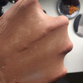 除黄油和盐其他材料揉至出筋，能拉出膜