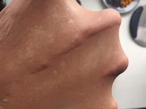 除黄油和盐其他材料揉至出筋，能拉出膜