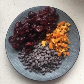 准备夹馅所用到的材料，蔓越莓干也是提前一天洗净泡软，使用前用厨房纸吸干表面水份