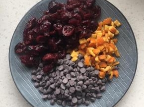 准备夹馅所用到的材料，蔓越莓干也是提前一天洗净泡软，使用前用厨房纸吸干表面水份