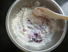 将紫薯放入糯米粉中，加开水揉成光滑的团。