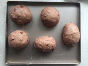 根据自己的想法分割滚圆，静置20分钟，滚圆要求是将面团的收口全部收起来，收口捏好。可以是圆的，为了方便下一次的整形，滚成椭圆也是可以的