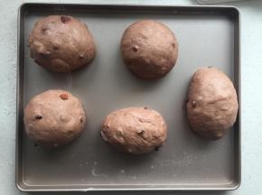 根据自己的想法分割滚圆，静置20分钟，滚圆要求是将面团的收口全部收起来，收口捏好。可以是圆的，为了方便下一次的整形，滚成椭圆也是可以的