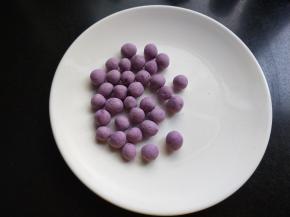 搓成一个个小汤圆，多的糯米团可以搓成汤圆放入冰箱。