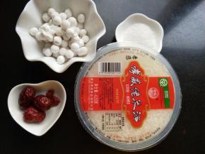 准备米酒，白糖，红枣，枸杞，白色汤圆，白色汤圆我是在超市买的，友友也可以自己做。