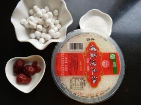 准备米酒，白糖，红枣，枸杞，白色汤圆，白色汤圆我是在超市买的，友友也可以自己做。